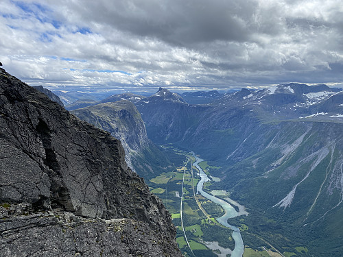 Bilde #11: Utsikt fra Hornaksla ned i Romsdalen. Dønttinden [1676 m.o.h.] sees like til venstre og ovenfor midten av bildet.