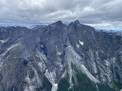 Bilde #12: Trollveggen sett fra Hornaksla. De to høyeste toppene på bildet er Trollryggen [1725 m.o.h.] og Store Trolltind [1788 m.o.h.].