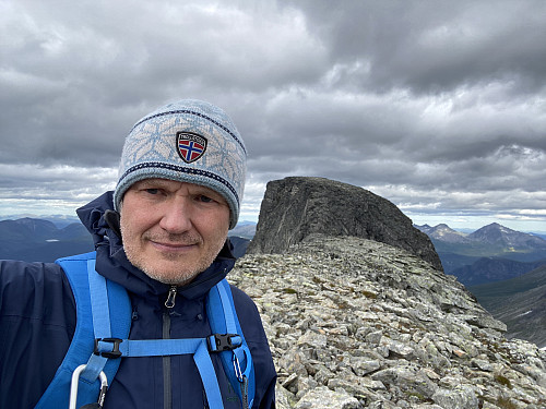 Bilde #13: På Hornaksla [1511 m.o.h.] med Litjhornet [1538 m.o.h.] i bakgrunnen. Romsdalshornet er for det meste skjult av Litjhornet, men stikker delvis ut til venstre.