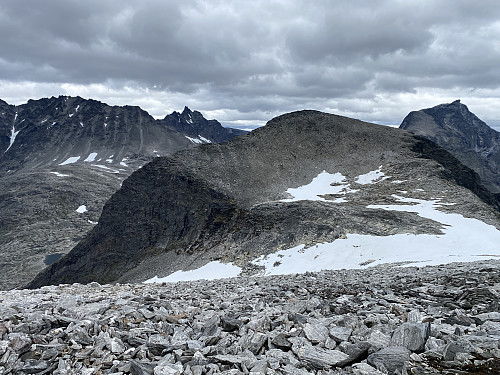 Bilde #14: På vei tilbake fra Hornaksla mot Olaskarstinden. I bakgrunnen sees (fra venstre) Søre Venjetind, Kvanndalstinden og Kalskråtinden.