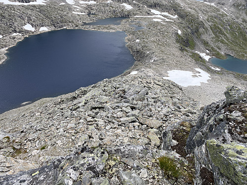 Bilde #15: Nedstigning mot langs østryggen av Olaskartinden. Denne traséen fører ned til øst-enden av Olaskarsvatnet, og regnes som "normalveien" opp på Olaskartinden.