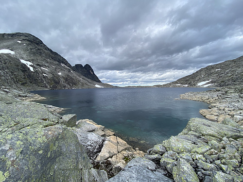 Bilde #16: Ved enden av Olaskarsvatnet [1128 m.o.h.]. Til venstre i bildet sees Olaskartinden, Litjhornet og Romsdalshornet.