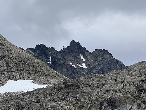 Bilde #17: Utsikt mot Kvanndalstinden [1744 m.o.h.] og Torshammeren [1680 m.o.h.]. Bildet er tatt fra samme punkt som foregående bilde.