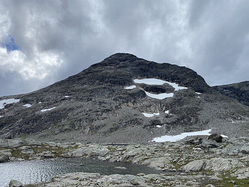 Bilde #18: Olaskartinden sett fra bredden av Olaskarsvatnet. Legg merke til at nordryggen (til høyre i bildet), er en god del brattere enn østryggen (til venstre i bildet).
