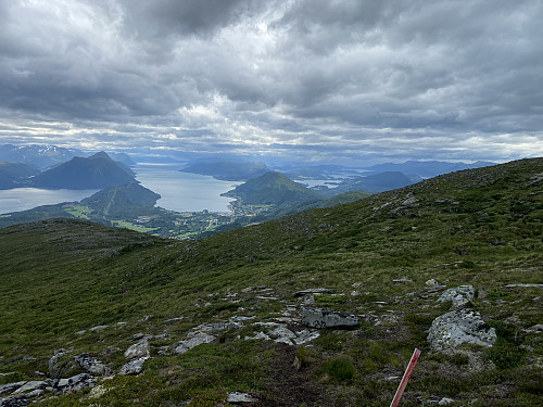 Bilde #4: Omsider fikk vi storslått utsikt utover mot Sjøholt og Ytre Storfjorden.