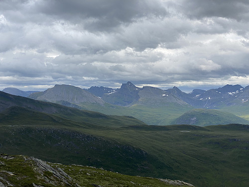 Bilde #5: Utsikt bort på Kvitnykjen [1242 m.o.h.], Lauparen [1434] og Grytavasstinden [1328 m.o.h.]. Den toppen som stikker opp akkurat midt i bildet er Lauparen.