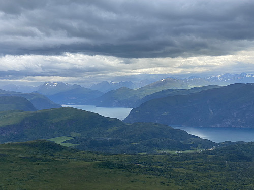 Bilde #6: Utsikt mot Vaksvika og innover Storfjorden. Bygda Stranda sees i det fjerne, og til høyre for Stranda sees Skurdahornet [848 m.o.h.] og Roaldshornet [1230 m.o.h.].