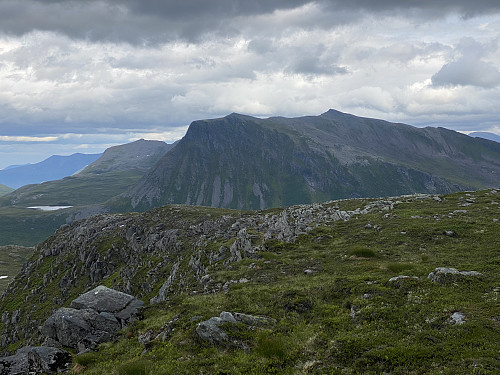 Bilde #8: Utsikt mot Høgsvora [1163 m.o.h.]. Nordre Neremstinden [1110 m.o.h.] stikker ut til venstre for Nordre Høgsvora [1133 m.o.h.]. Fjellet i forgrunnen er Koldafjellet [788 m.o.h.], som egentlig bare er en knaus på Snaufjellet. Vatnet til venstre i bildet er Steingardsvatnet [696 m.o.h.].