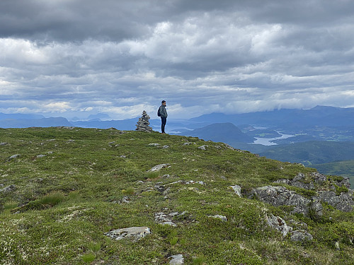 Bilde #9: Dag ved toppvarden på Snaufjellet [893 m.o.h.]. Engsetdalen med Engsetdalsvatnet [43 m.o.h.] sees til høyre i bildet.