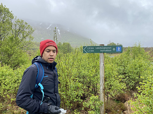 Bilde #3: De første 500 meter fra Hammarstøylsvatnet følger man grusveien ned mot Snipsøyrvatnet. Det er merket med skilt mot Løkeberget der stien tar av fra grusveien.