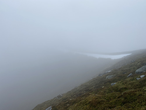 Bilde #8: På vei opp nøre Myrkevassegga, på nordsida av Myrkevassbotnen. Snøfonna som sees henger langs søre Myrkevassegga, som vi straks skal følge ut mot toppen av Gardnestua [654 m.o.h.].