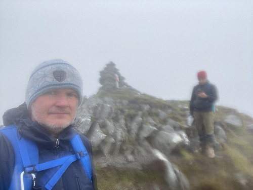 Bilde #10: På toppen av Garnestua. Litt dårlig bilde, fordi jeg ikke oppdaget at jeg hadde fått fuktighet på linsen (men det gjenspeiler jo litt av den trollske stemningen som var på fjellet denne dagen).