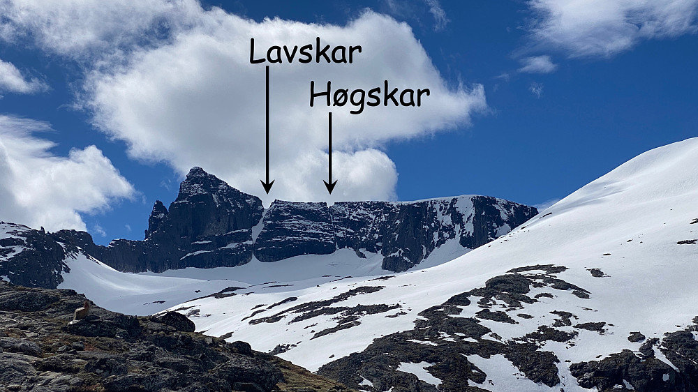 Bilde #1: Store Trolltind [1788 m.o.h.] med Lavskar og Høgskar, slik dette fjellmassivet kommer til syne når man nærmer seg toppen av Norafjellet. Breen i forkant av fjellmassivet er Adelsbreen. Målet for denne turen var å bestige store Trolltind via Lavskar. Til høyre for Lavskar kalles fjellet for Vestre Trolltind, og til høyre for Høgskar kalles det Trollklørn.