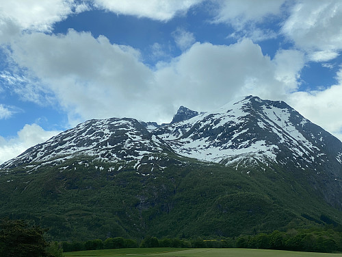 Bilde #2: Fjellmassivet med Norafjellet, Nonshaugen, Soggefjellet og Store Trolltind sett fra bilveien nede i Romsdalen.