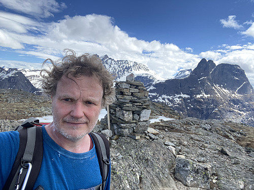 Bilde #4: Ved varden på toppen av Norafjellet. I bakgrunnen sees Romsdalshornet til høyre, og Store Venjetinden rett bak hodet mitt.