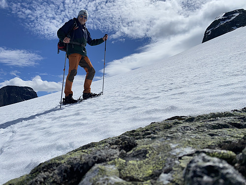 Bilde #6: Med truger og skistaver på snøen litt nedenfor Adelsbreen. Til venstre i bildet sees Hornaksla, og i øverste høyre hjørne sees Adelsfjellet.