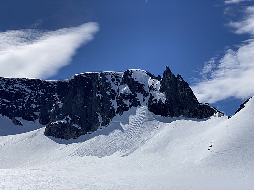 Bilde #7: Adelsbreen og Trollklørn [1701 m.o.h.]. Breen ligger bratt oppover mot fjellsida, og her kan det gå både snøskred og steinsprang.