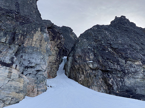Bilde #9: Snøen i lavskar ligger som en slags forlengelse av Adelsbreen oppover i skaret.