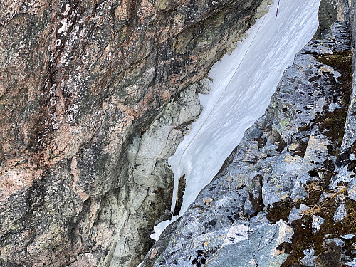 Bilde #12: Isfallet i Lavskar sett fra fjellryggen på vestsida av skaret.