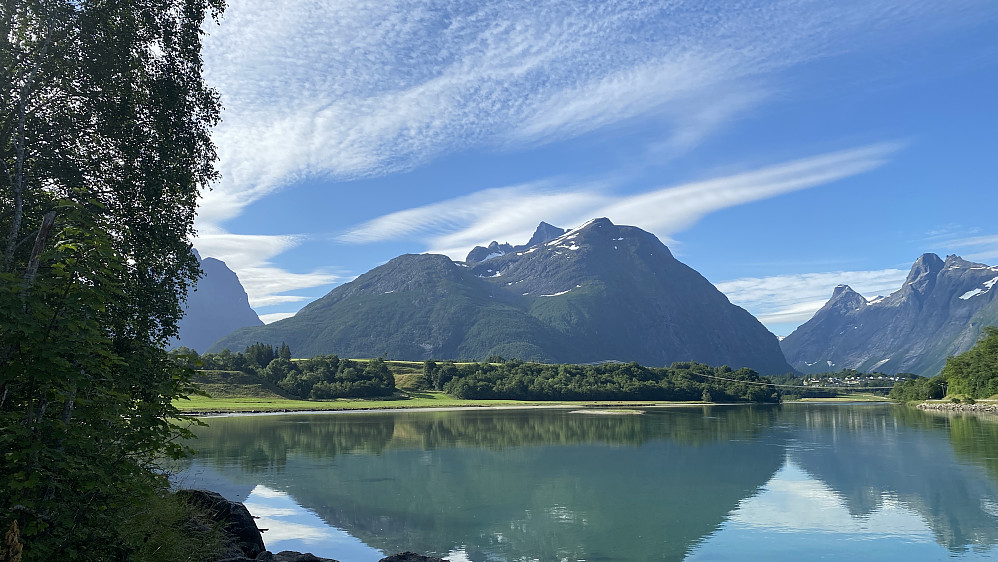 Bilde #1: Det var nydelig turvær denne dagen. Utsikt mot Norafjellet, Adelsfjellet, Middagsbarna, Store Trolltind, Soggefjellet og Nonshaugen fra bredden av elva Rauma. Til høyre i bildet sees Isterdalen med Bispen, Kongen og Dronninga. Til venstre i bildet sees Hornaksla og Lillehornet (det siste delvis skjult bak treet).