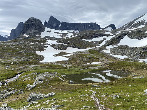 Bilde #4: Utsikt fra Norafjellet oppover mot Adelsbreen og Store Trolltind. Herfra kunne man se at det hadde smeltet unna veldig mye snø siden sist jeg var her.