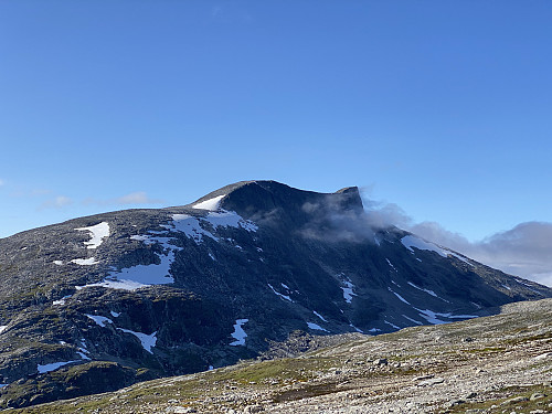 Bilde #6: Dønttinden kommer nærmere. Foreløbig er det ikke så mye tåke der, men tåka tetnet ganske fort til nede i Romsdalen, og kom sigende opp mot toppen.