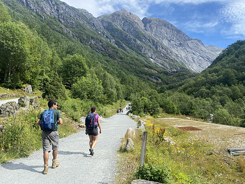 Bilde #1: På grusveien første biten innover Briksdalen.