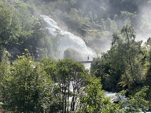 Bilde #2: Briksdalselva, med brua oppe ved fossen.