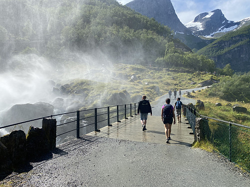 Bilde #3: På brua over Briksdalselva, med vann sprutende fra Kleivafossen.