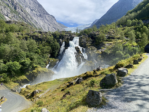 Bilde #5: Kleivafossen med Briksdalsbreen i bakgrunnen.