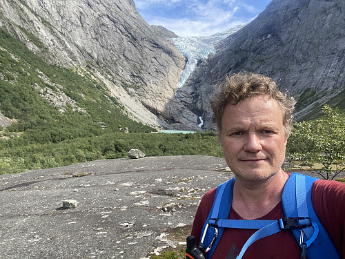 Bilde #8: Vi er kommet høyt nok til å se bort på Briksdalsbreen.