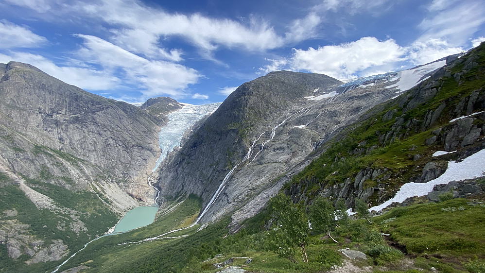 Bilde #15: Panorama over Briksdalen, med Svartenibba [1530 m.o.h.] lengst til venstre i bildet; og deretter Briksdalsbreen og Briksdalsvatnet. Den store fjellknausen midt i bildet kalles Daurmålet [1606 m.o.h.], men har omtrent ikke primærfaktor, og er ikke avmerket som en egen topp her i Peakbook. Den kan betraktes som en gigantisk knaus på Kvitekoll [1915 m.o.h.], som ligger litt innpå Jostedalsbreen. Til høyre for Daurmålet sees Tjøtafossen, og til høyre for den igjen, er Kattanakken, som vi er på vei opp på.