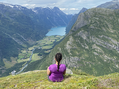 Bilde #16: På nordryggen på Kattanakken [ca. 970 m.o.h.], med utsikt mot Oldevatnet. 