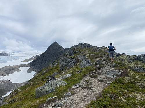 Bilde #17: På vei videre langs fjellryggen opp mot toppen.