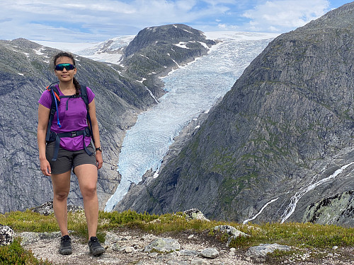 Bilde #18: Utsikt fra Kattanakken mot Briksdalsbreen. Svartenibba [1530 m.o.h.] til venstre, og Dauremålet [1606 m.o.h.] til høyre. Knausen i midten er ikke angitt med noe navn på Peakbook-kartet.