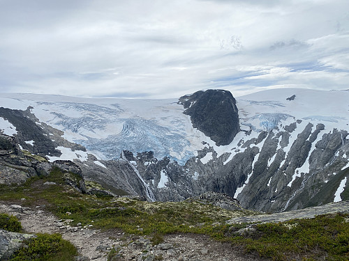 Bilde #19: Utsikt mot Larsnibba [1593 m.o.h.] og Melkevollbreen. De fleste av bretungene som henger ned i disse dalene, er utløpere fra Jostedalsbreen, som er Norges og Nord-Europas største isbre, og dekker et stort innlandsplatå i fjellheimen.