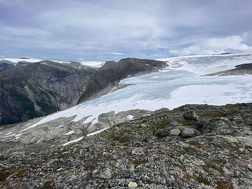 Bilde #21: Utsikt mot Tjøtabreen og Daurmålet [1606 m.o.h.]. Kvitekoll [1915 m.o.h.] sees i det fjerne.