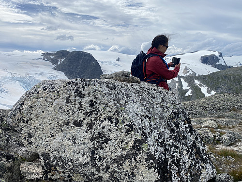 Bilde #22: På toppen av Kattanakken. I bakgrunnen sees Larsnibba [1593 m.o.h.] til venstre og Hanekammen [1651] til høyre.