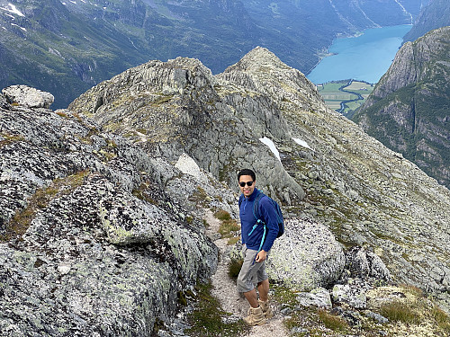 Bilde #23: Også et bilde fra toppen. Nordryggen sperrer noe for utsikten, så den beste utsikten mot Oldedalen og Oldevatnet har man fra utsiktspunktet på bilde #16.