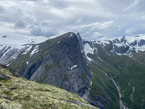 Bilde #26: Utsikt mot Middagsnibba [1443 m.o.h.], med Hanekammen [1651 m.o.h.] rett bakom. Elva som renner ned mellom dem er Svadåna.