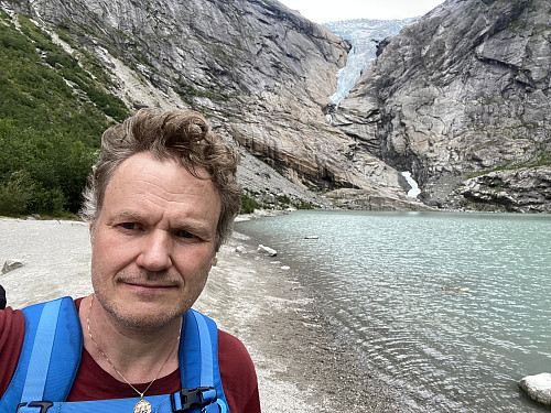 Bilde #28: Ved bredden av Briksdalsvatnet.