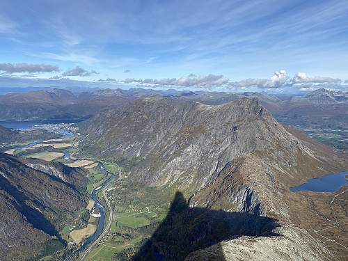 Bilde #13: Utsikt mot Litlefjellet, Holstinden og Romsdalseggen.