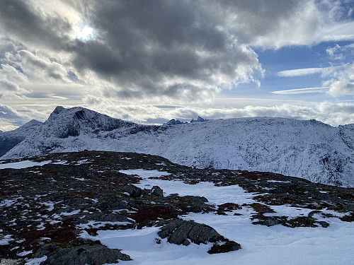 Bilde #25: Utsikt fra Storhesten mot Romsdalseggen. Her er vi høyt nok til å se Trolltindan i Romsdalen stikke frem bakom Steinfjellet.