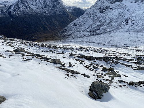 Bilde #33: På sørsida av Storhesten lå det noe mer snø, og det kunne være vanskelig å få øye på både stien og merkingen av stien.