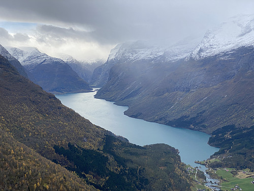 Bilde #5: Høyere oppe fikk vi enda bedre utsikt over Lovatnet [52 m.o.h.] og Lodalen.