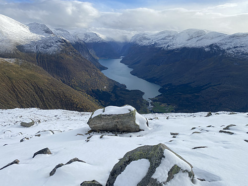 Bilde #7: Utsikt bortover fjelltoppene på begge sider av Lovatnet, dog med litt skyer.
