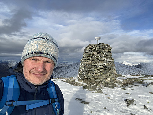 Bilde #13: Ved varden på toppen av Staurinibba [1379 m.o.h.]