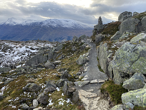 Bilde #15: Turstien ned mot Hoven, dvs. ned mot Loen Skylift.