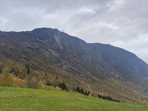 Bilde #19: Tilbakeblikk opp mot Hoven [1010 m.o.h.] og Loen Skylift.