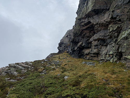 Bilde #5: Ved å følge denne hylla, slipper man å klatre opp den bratte fjellsida til høyre.